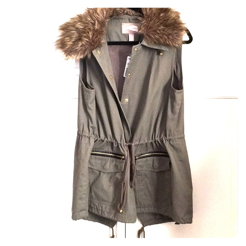 Military vest with removable faux fur trim